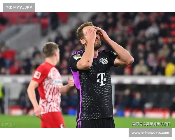 门兴乌尔里希头球攻门遭诺伊尔神勇扑救展现顶级反应能力