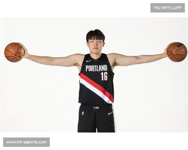 杨瀚森随开拓者出征多伦多,客场之旅首战猛龙 杨瀚森随开拓者出征多伦多,客场之旅首战猛龙