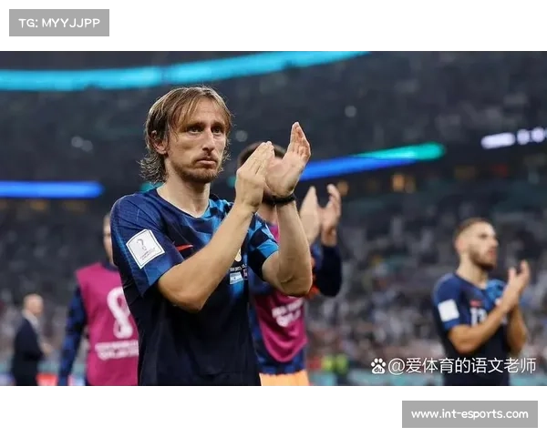 终场哨响，克罗地亚老将莫德里奇跪地掩面